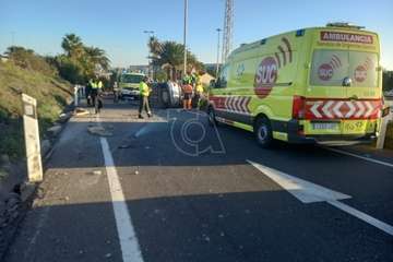 Aparatoso vuelco lateral de un vehículo en la entrada al aeropuerto desde el sur/TA.